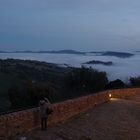 MONDAINO (RN)  SOPRA UN  MARE   DI  NEBBIA