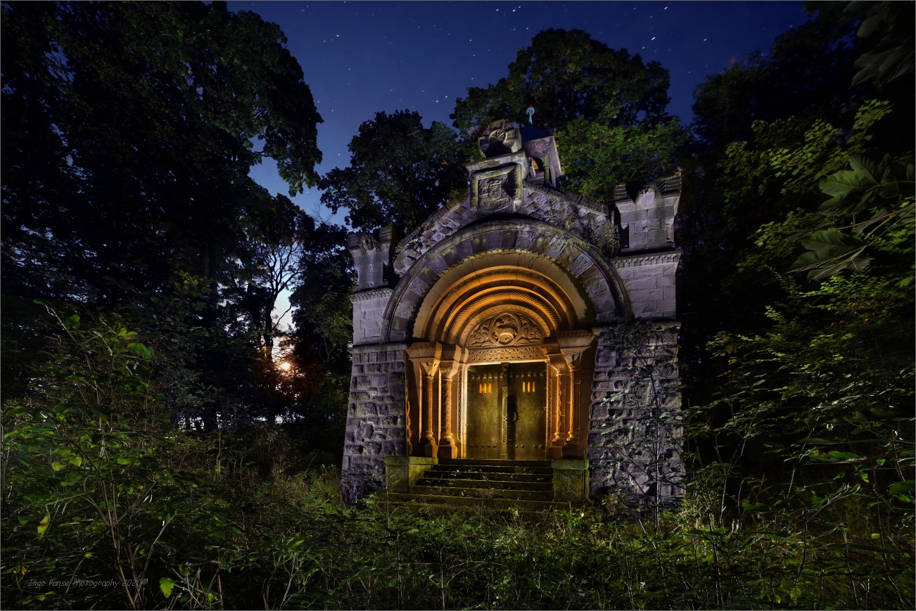 - Mondaufgang am Mausoleum -