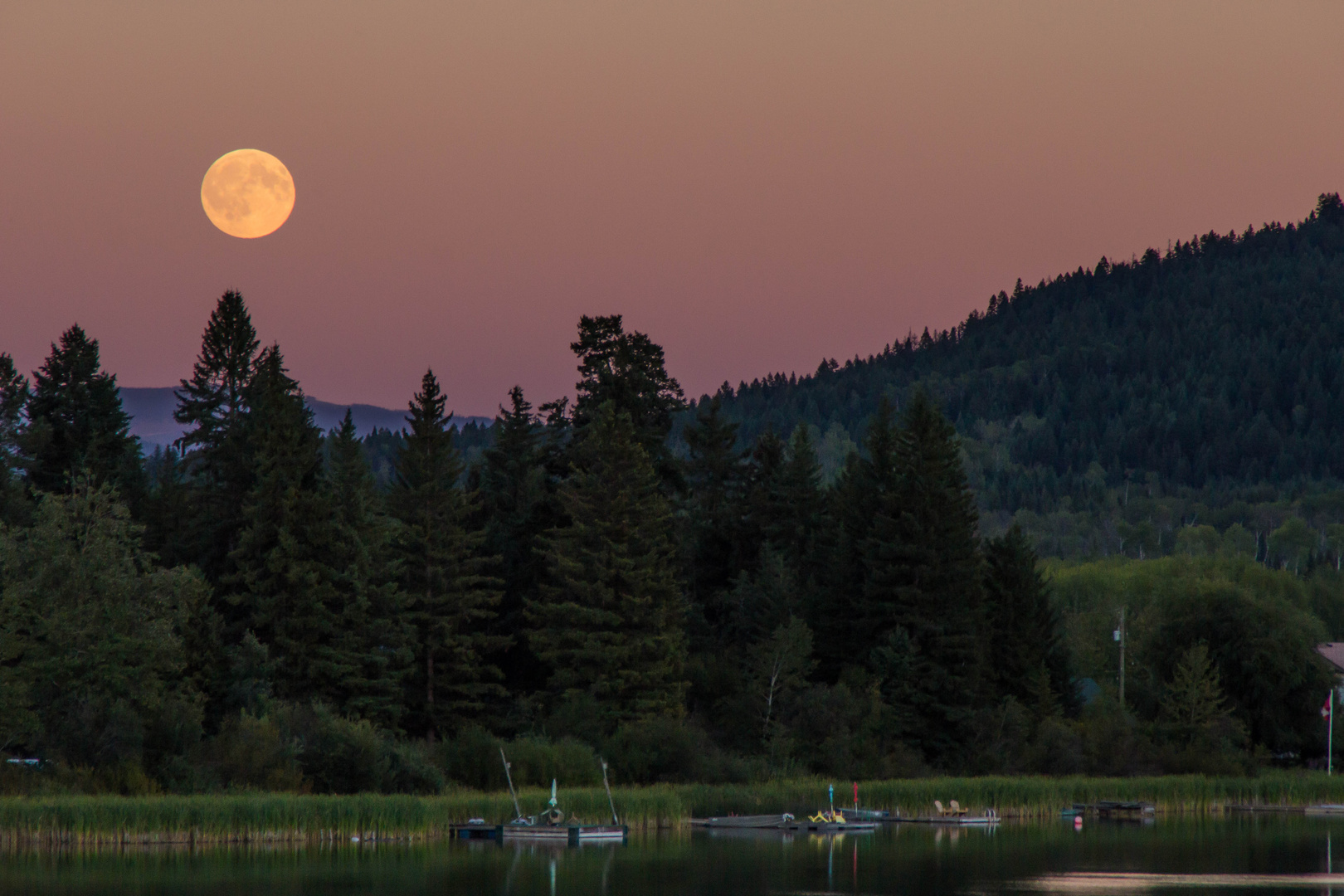 Mondaufgang am Pinantan Lake, British Columbia