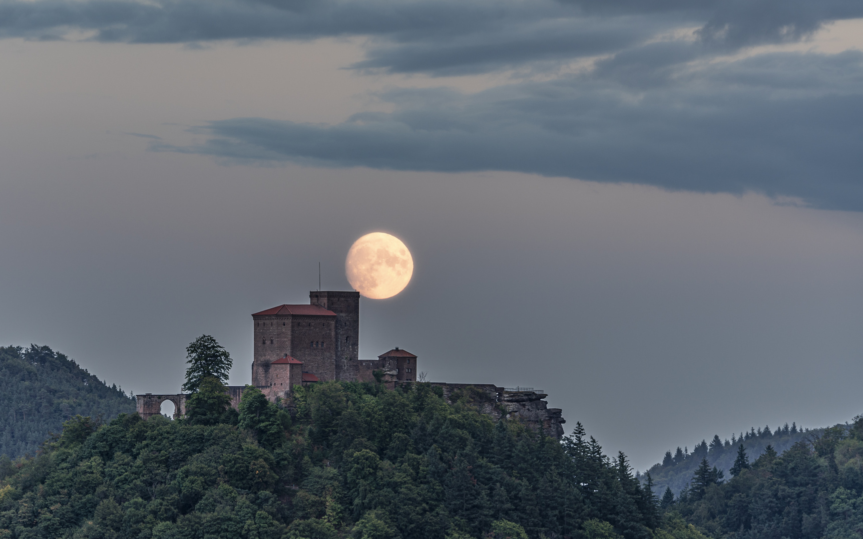 Mondaufgang am Trifels