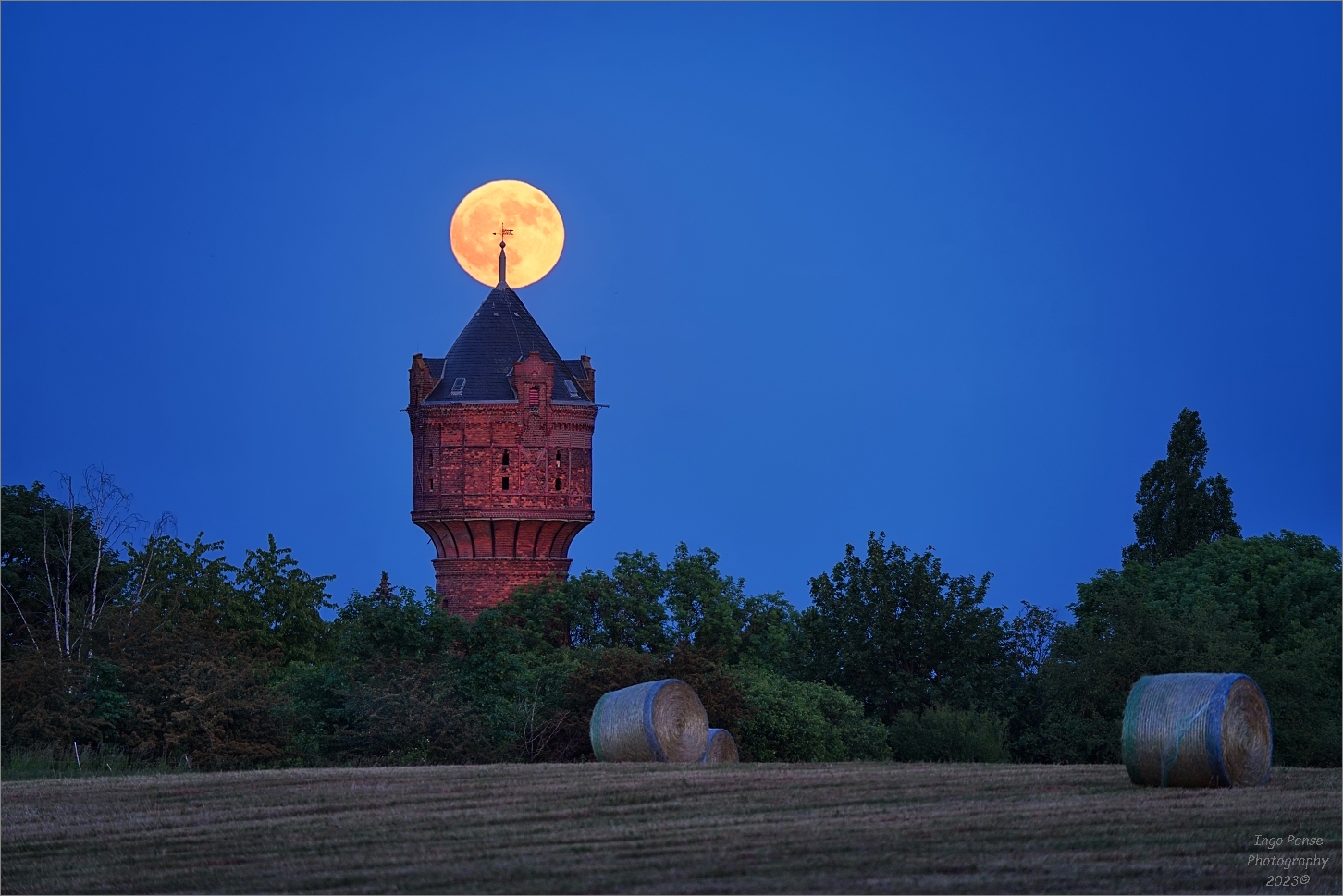 - Mondaufgang am Wasserturm -