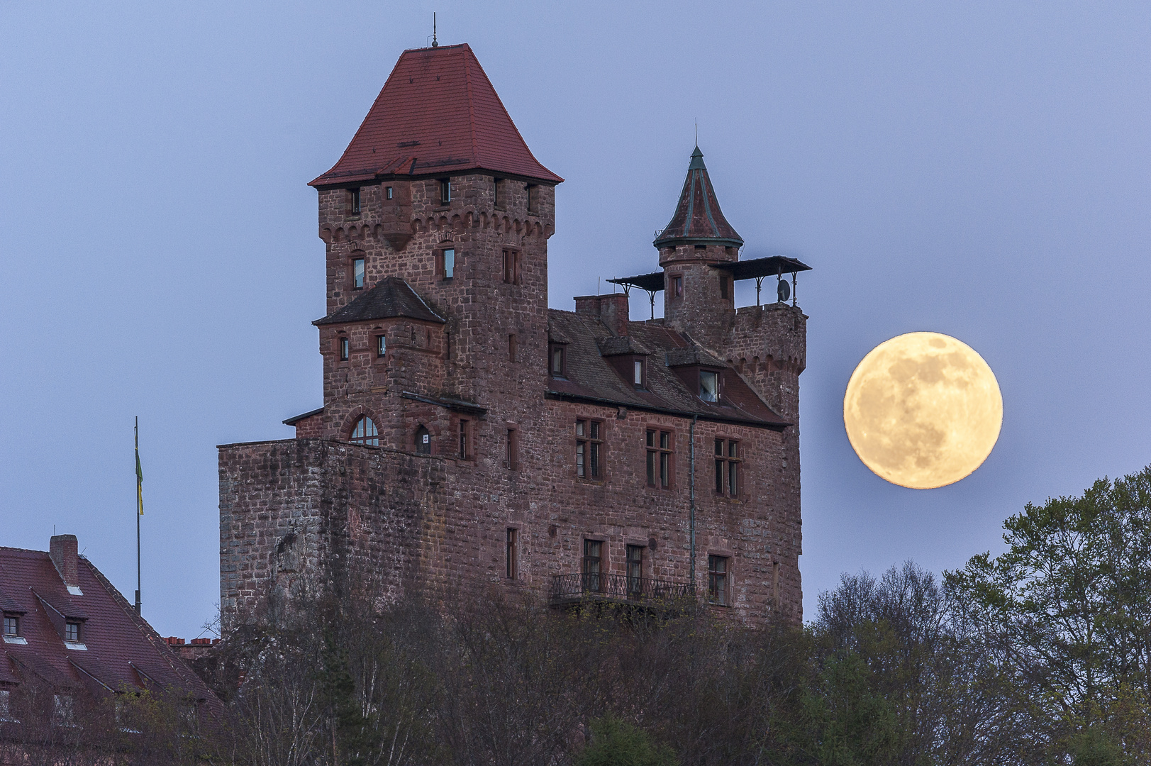 Mondaufgang an der Heimatburg