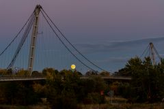 Mondaufgang an der Herrenkrugbrücke