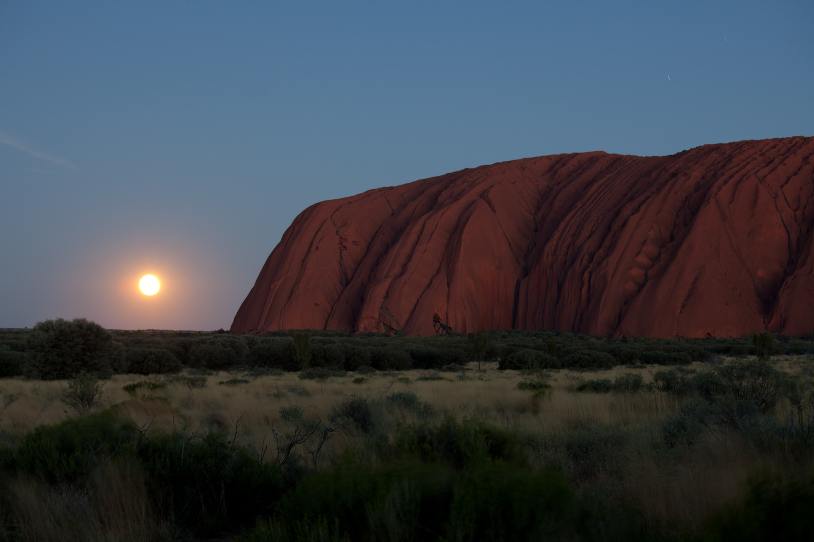 Mondaufgang direkt neben dem Uluru