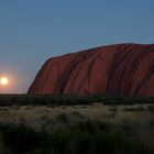 Mondaufgang direkt neben dem Uluru