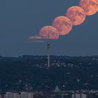 Mondaufgang hinter dem Dresdner Fernsehturm