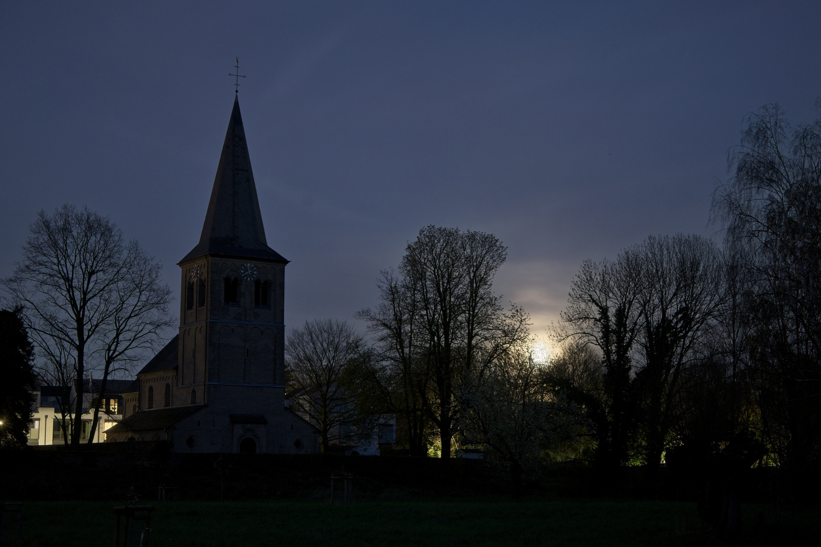 Mondaufgang im Dunst über St. Nikolaus