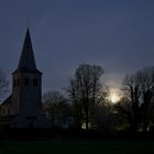 Mondaufgang im Dunst über St. Nikolaus