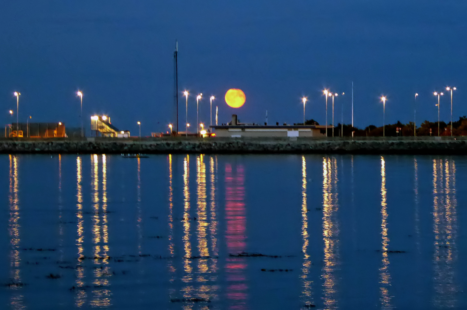 Mondaufgang im  Hafen von Fynshav...