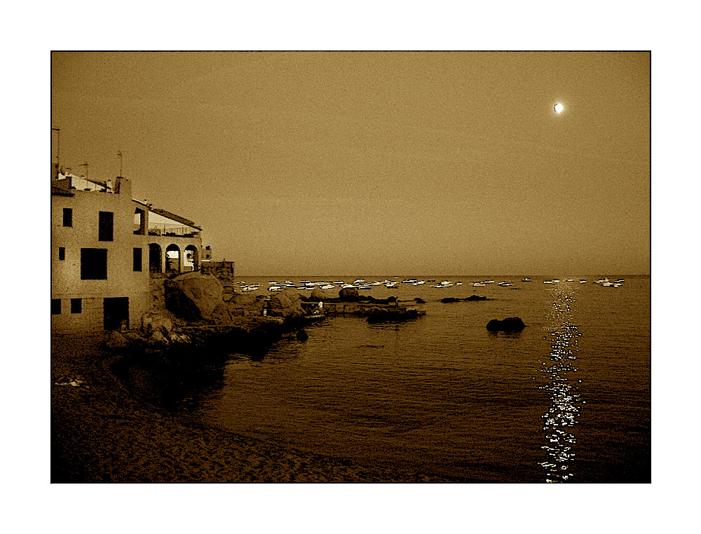 Mondaufgang in Calella de Palafrugell (sepia)