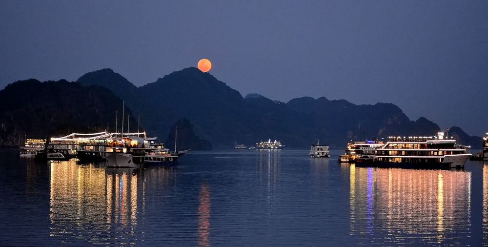 Mondaufgang in der Halong Bucht