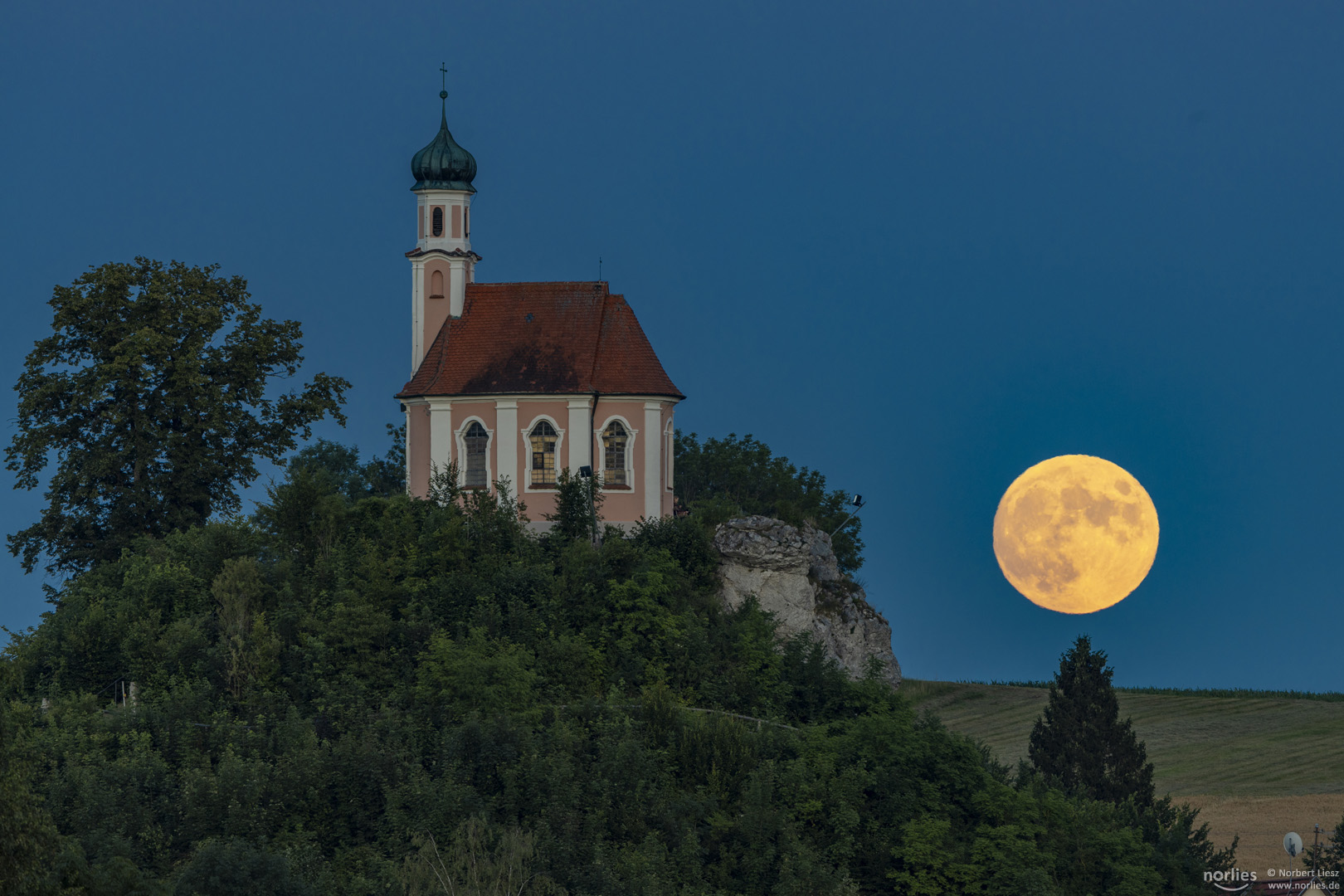 Mondaufgang mit Kapelle