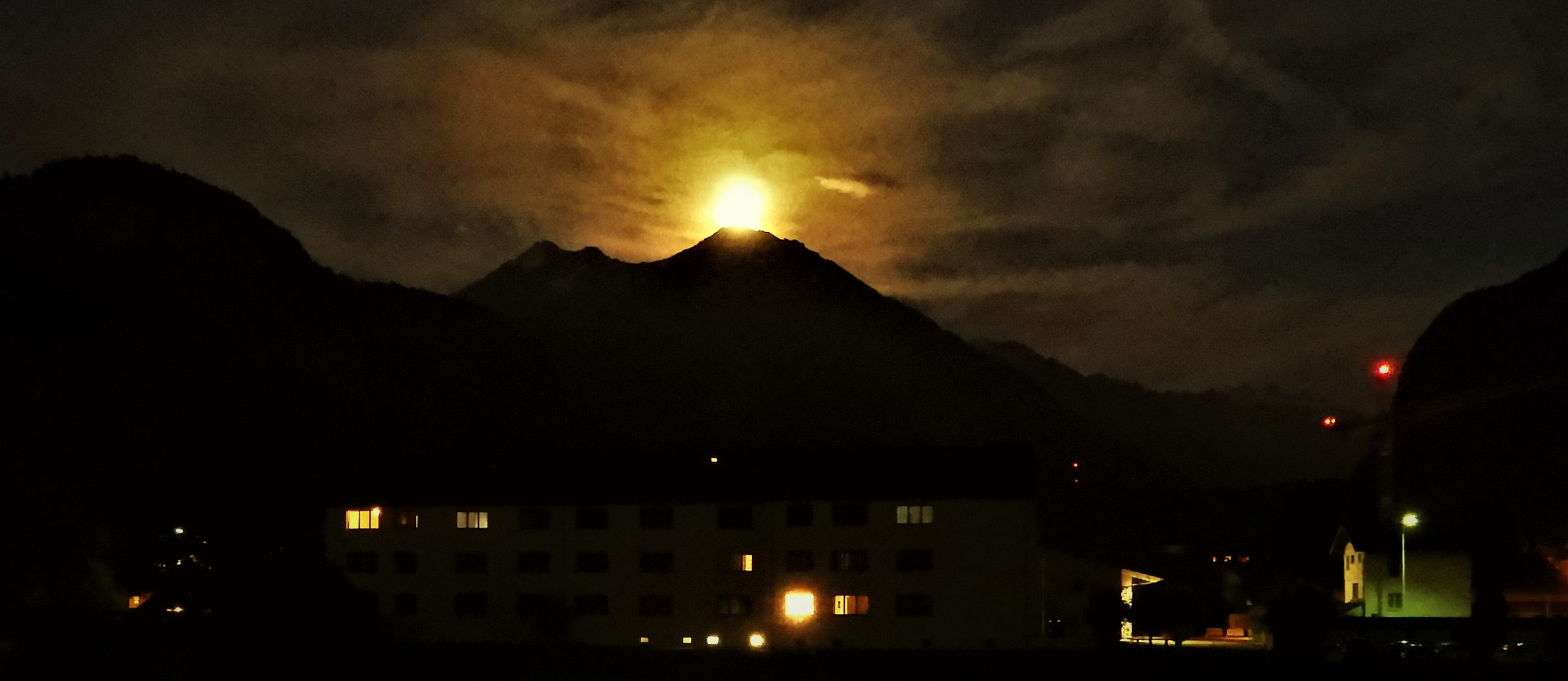 Mondaufgang über dem Bänzlauistock im Haslital im Berner-Oberland