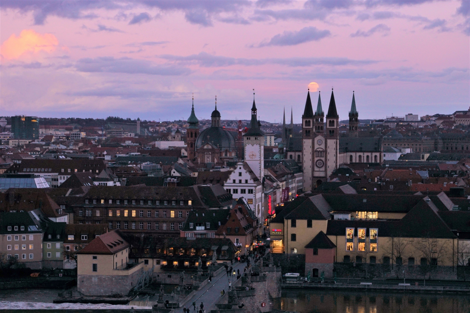 Mondaufgang über dem Dom in Würzburg.