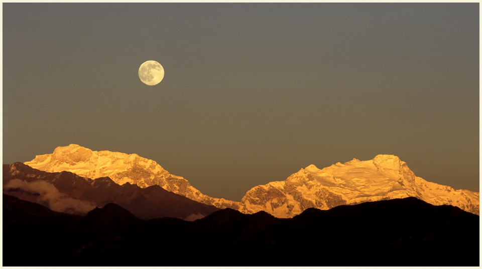 Mondaufgang über dem Manaslu (8163m) und dem Peak 29 (7514m)