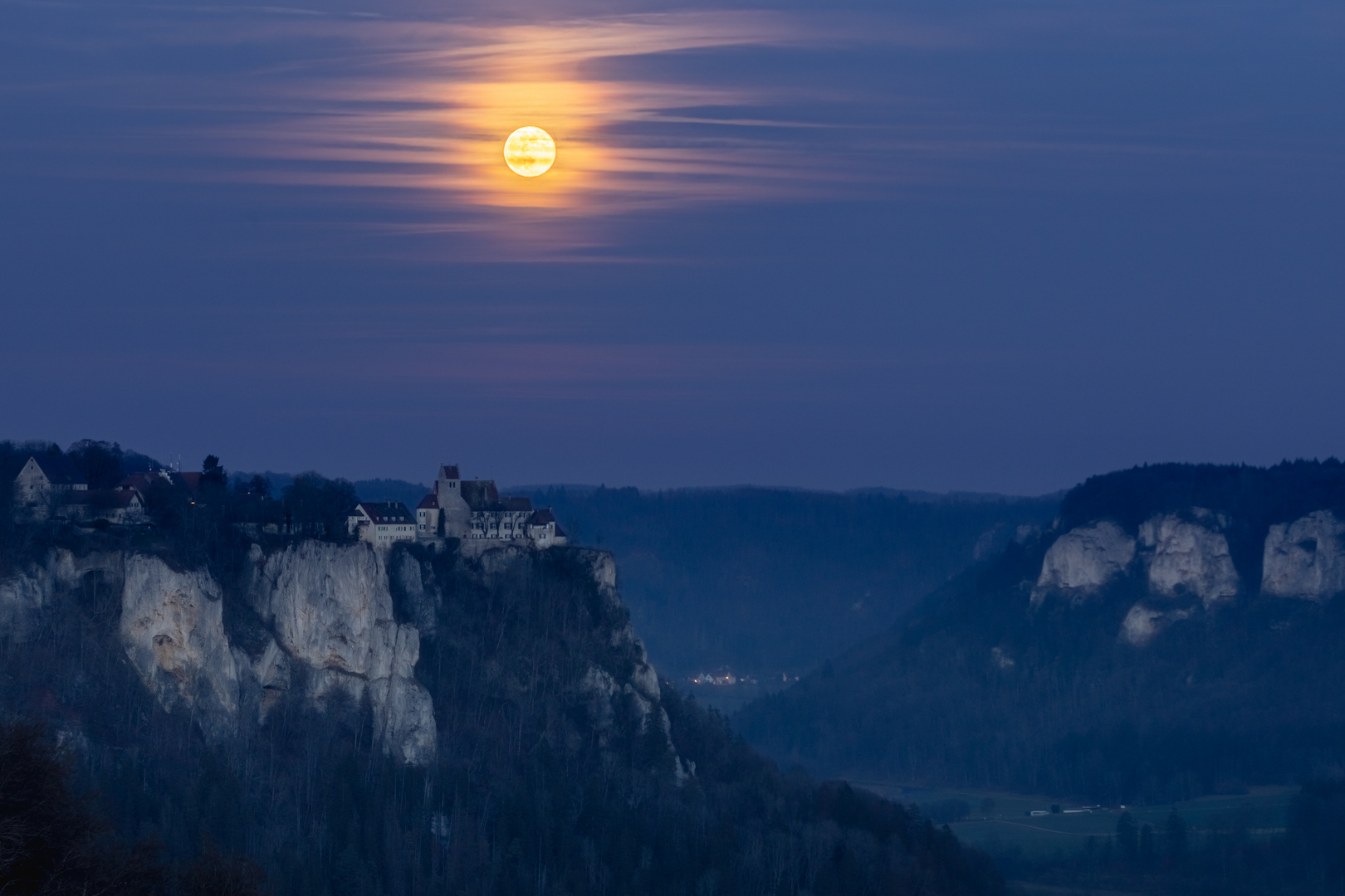 Mondaufgang über dem Naturpark Obere Donau