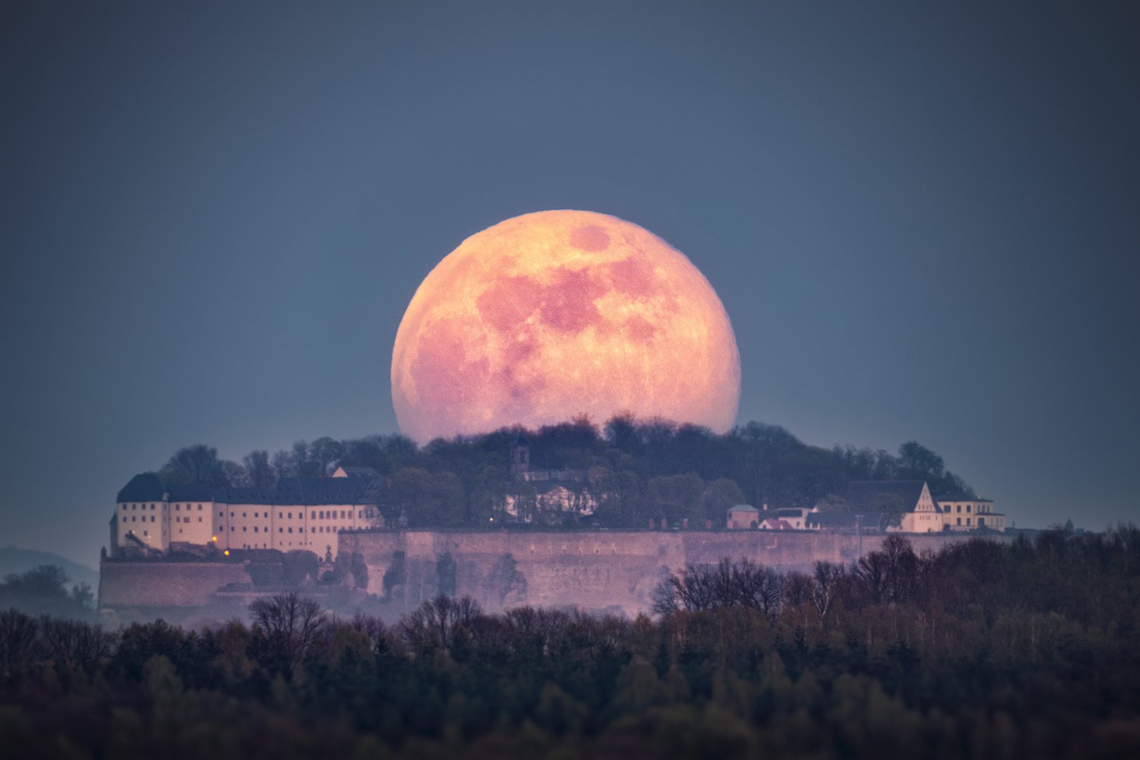 Mondaufgang über der Festung Königstein