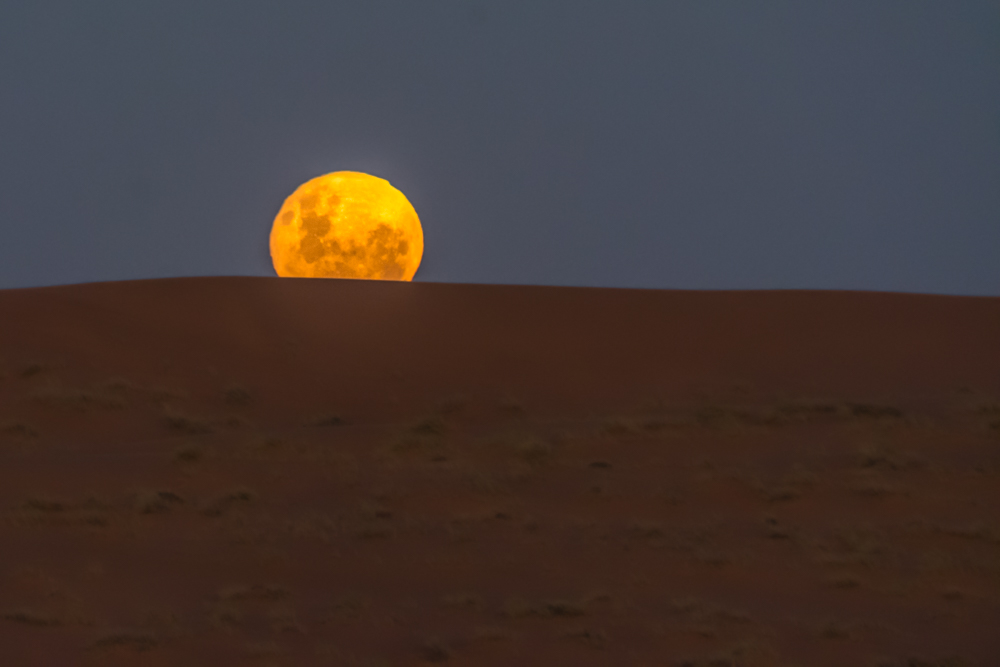 Mondaufgang über der Namib-Wüste