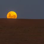 Mondaufgang über der Namib-Wüste