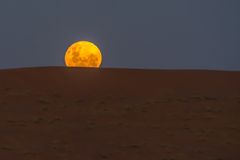 Mondaufgang über der Namib-Wüste