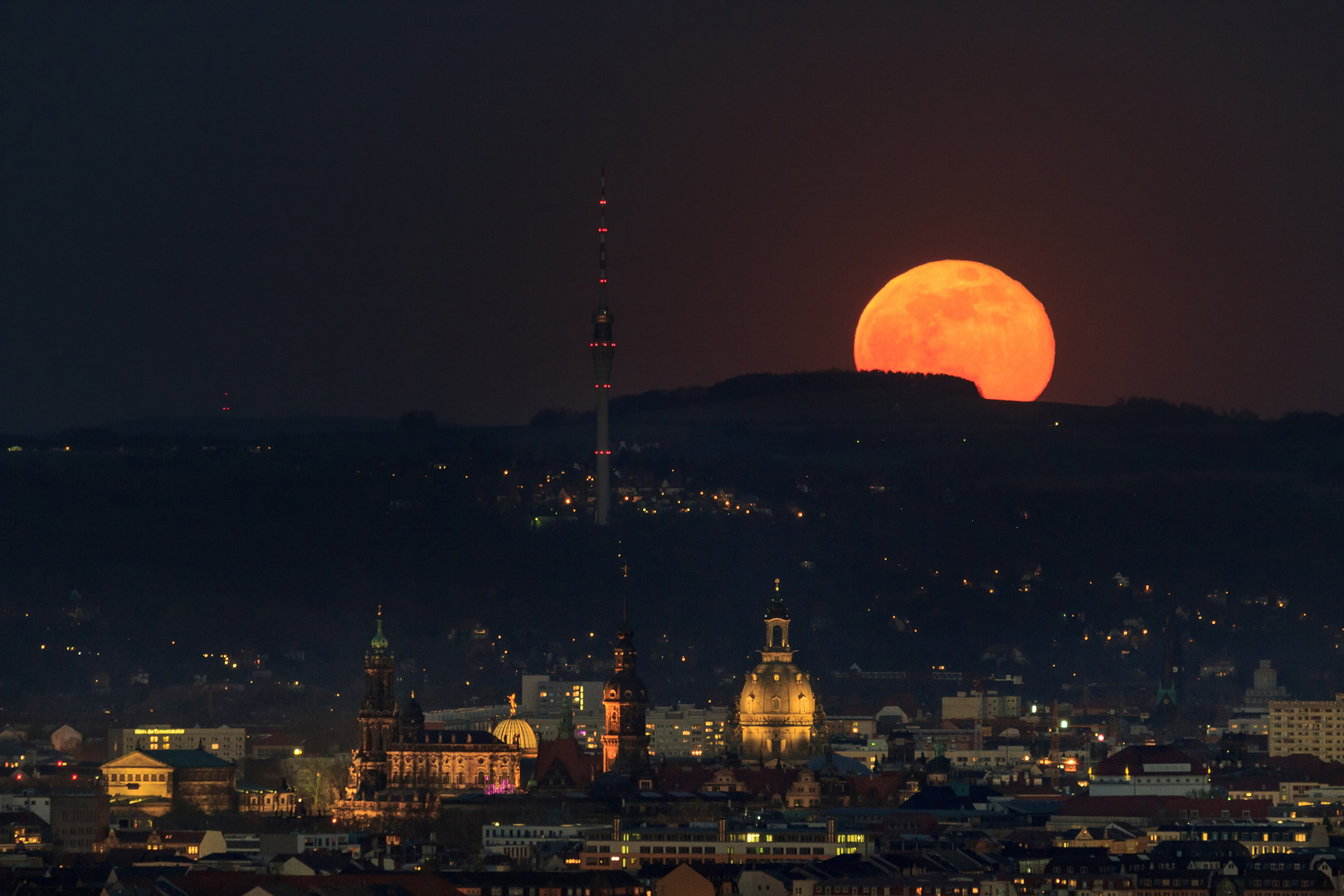 Mondaufgang über Dresden zur blauen Stunde