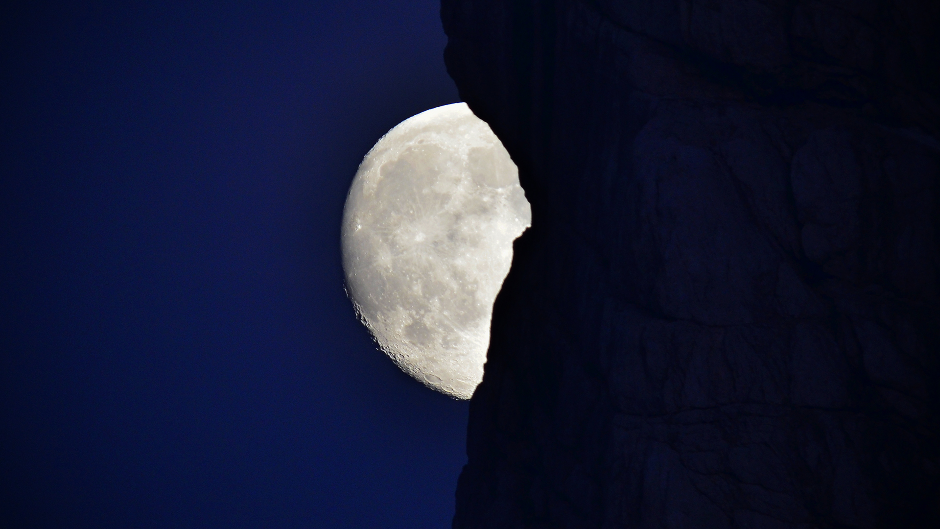 Mondaufgang zur blauen Stunde