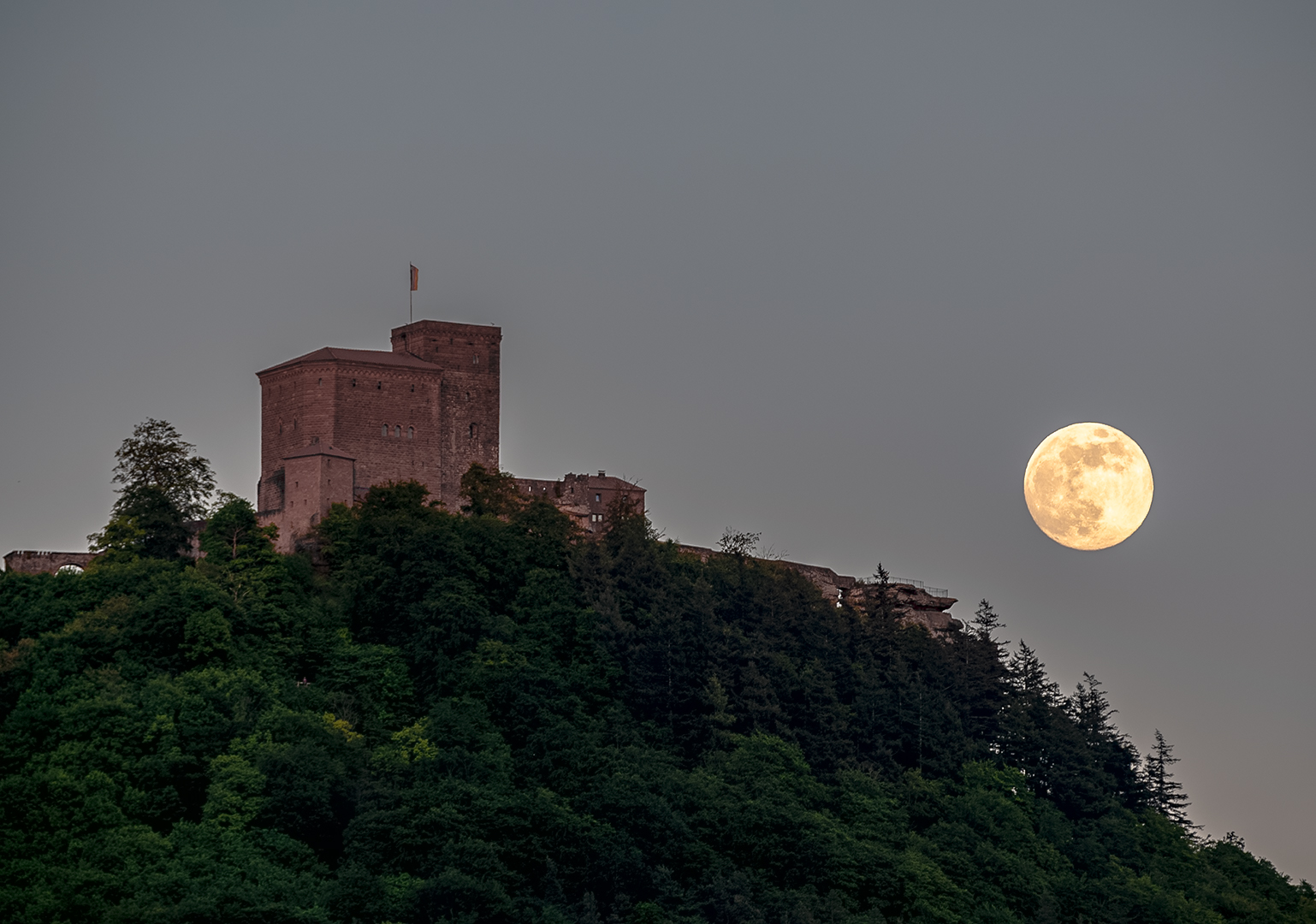 Mondaufgang_Burg Trifels