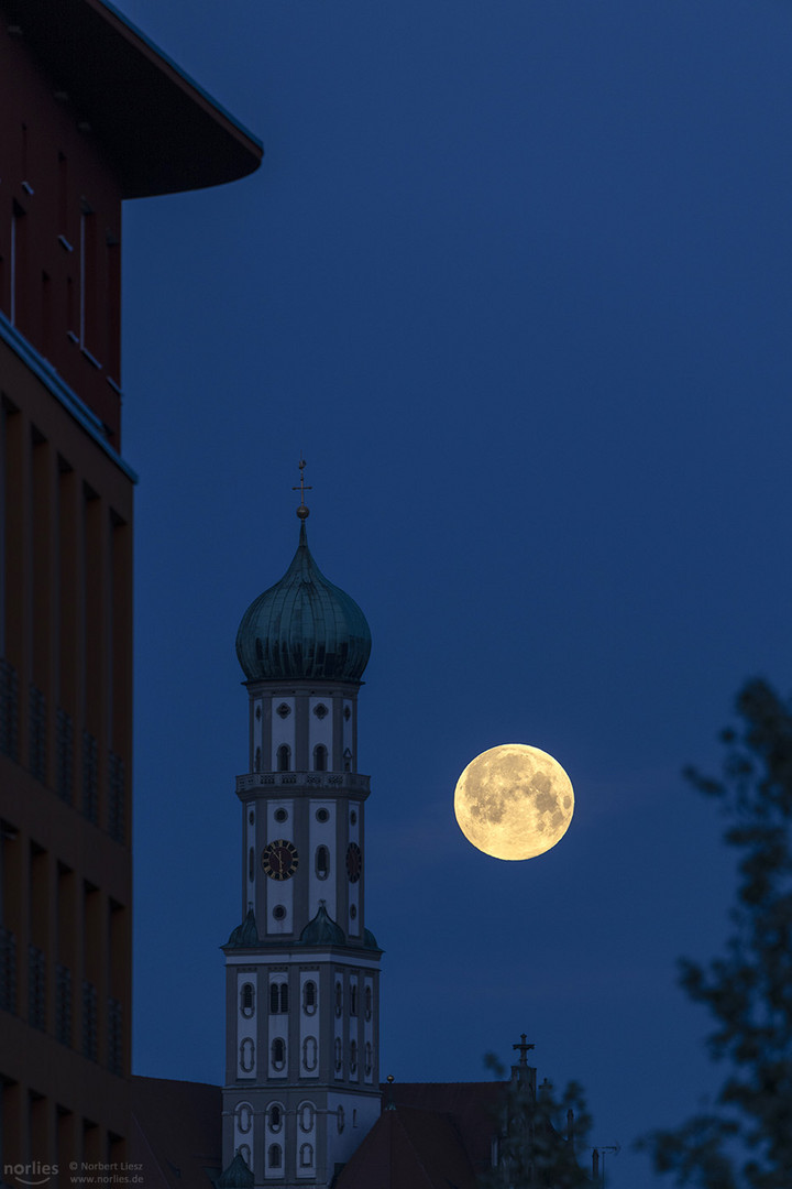 Mondblick auf Ulrichsbasilika