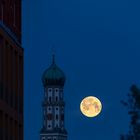 Mondblick auf Ulrichsbasilika