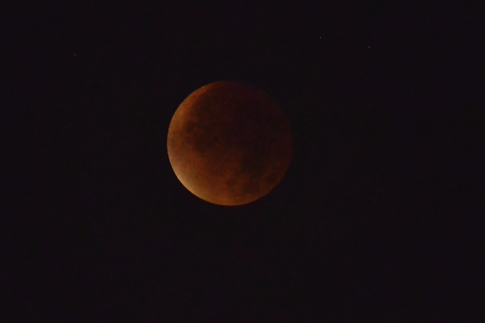 Mondfinsternis 28.09.2015 in 8 Fotos: / 5) 4.50 Uhr Blutmondphase