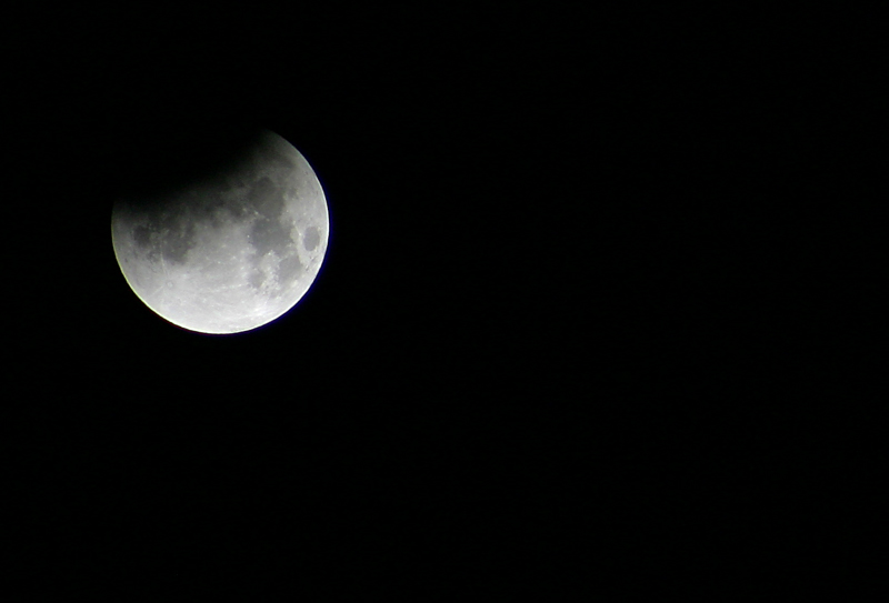 Mondfinsternis im Anfangsstadium