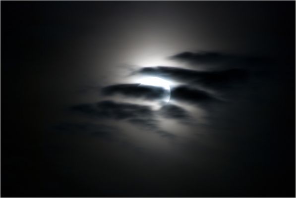 Mondfinsternis mit Wolken
