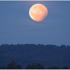 Mondfinsternis über dem Horizont