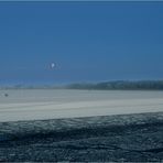 Mondfinsternis über der Winterlandschaft