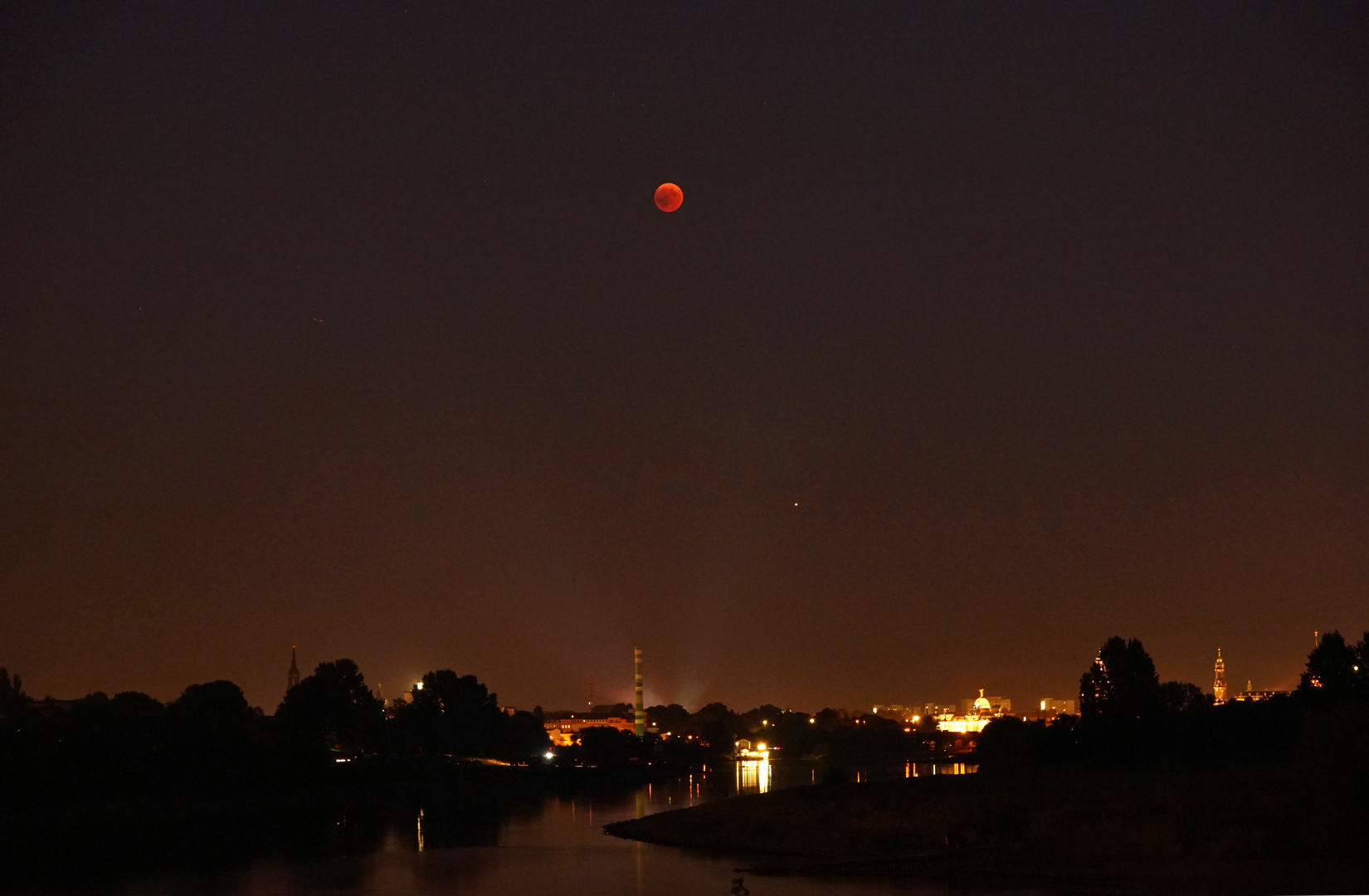 Mondfinsternis über Dresden 22:18 Uhr