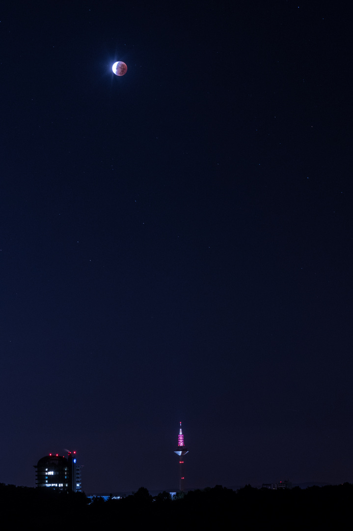 Mond(finsternis) über Frankfurt 1