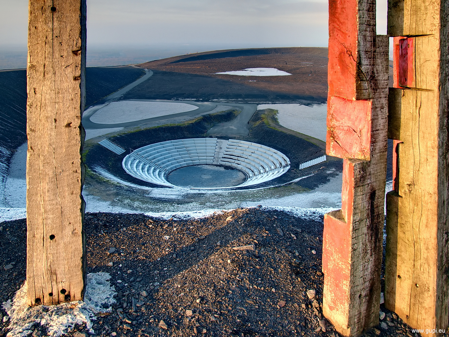 Mondlandschaft mit Theater und Totems