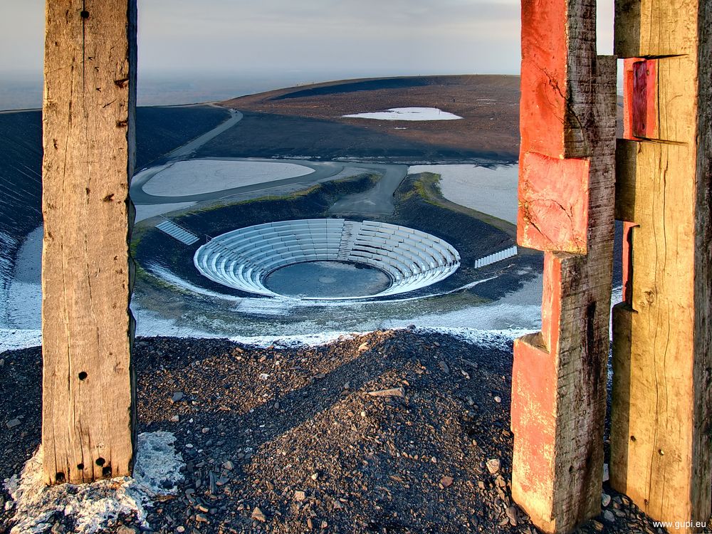 Mondlandschaft mit Theater und Totems