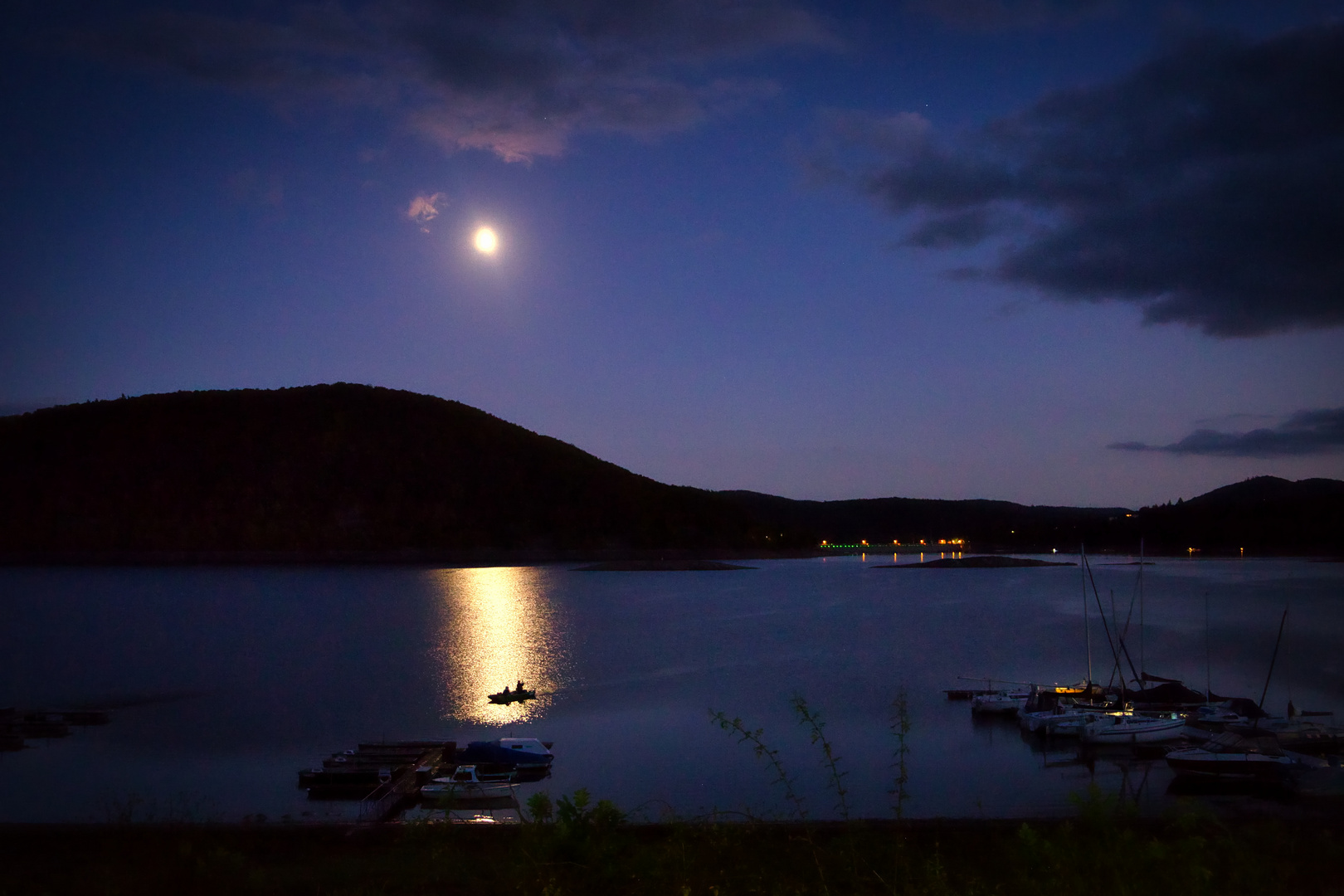 Mondlicht-Fischer auf dem stillen Edersee.