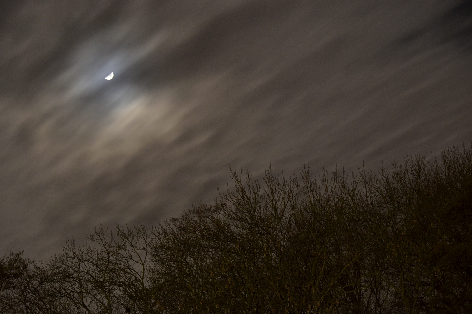 Mondlicht hinter Wolkendecke