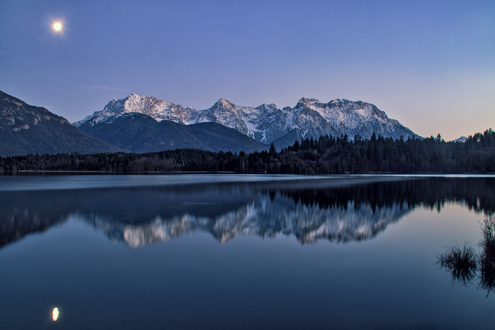 Mondlicht strahlend über dem Karwendel