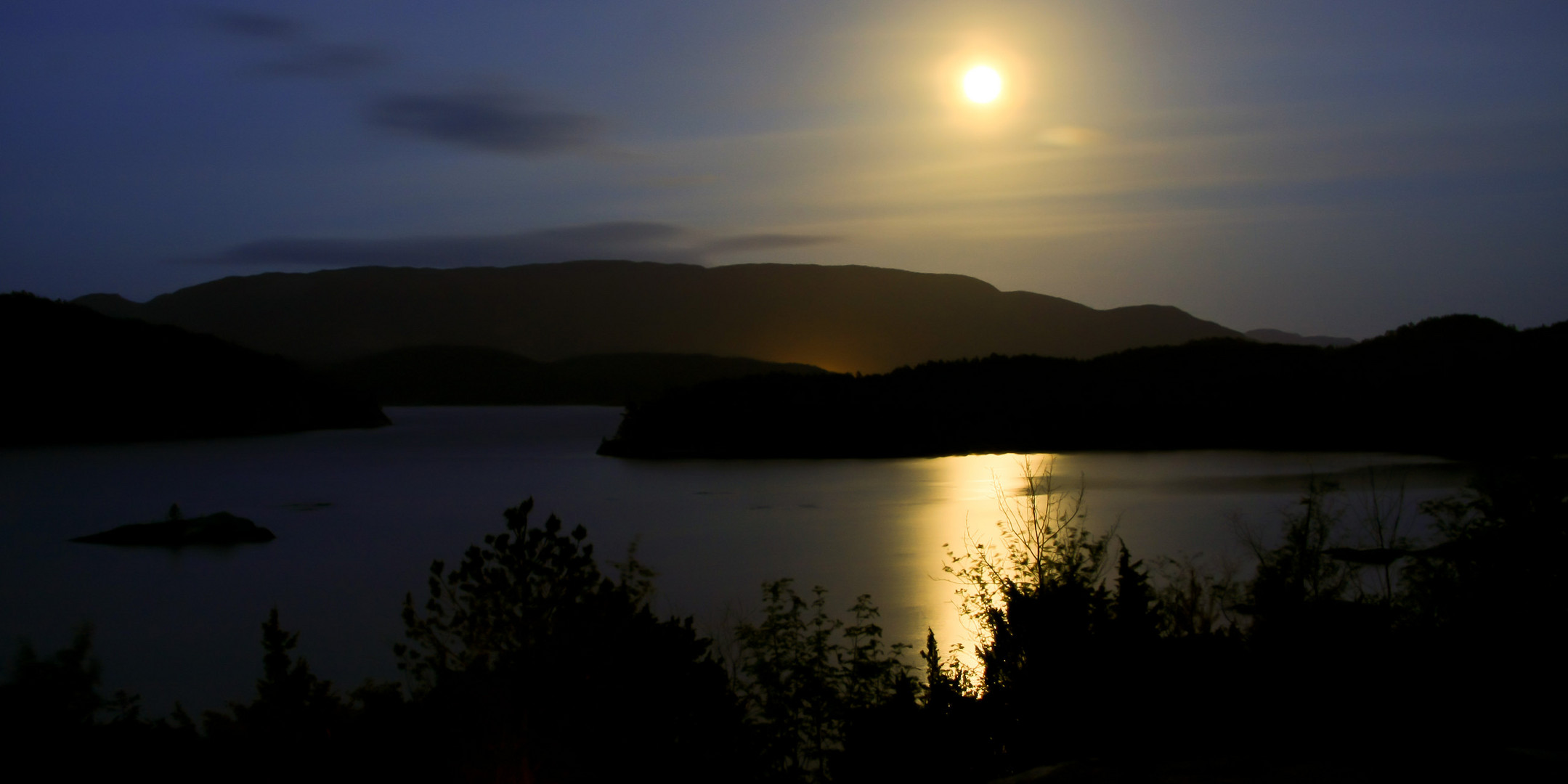 Mondlicht über dem Fjord