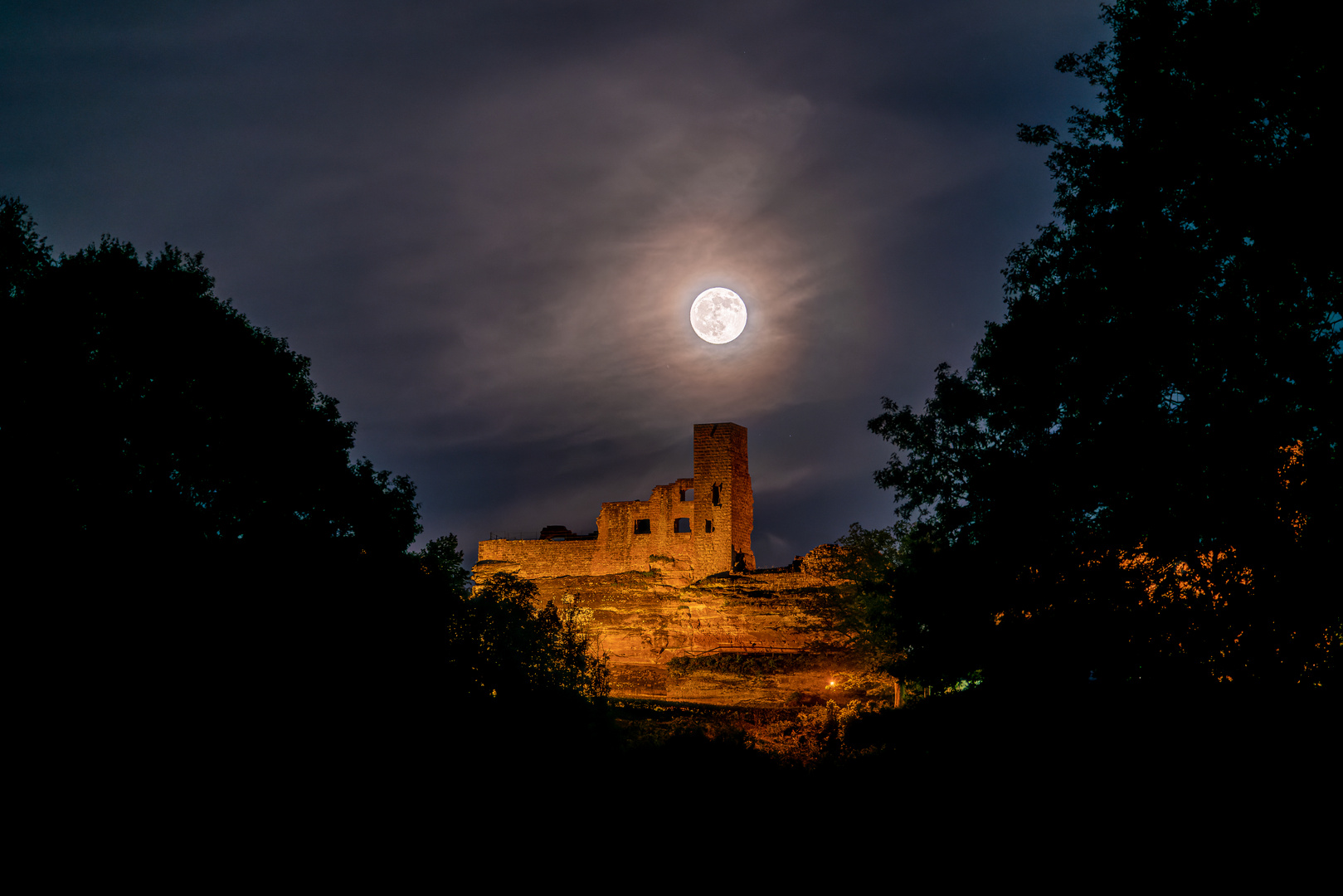 Mondnacht an der Burg Altdahn