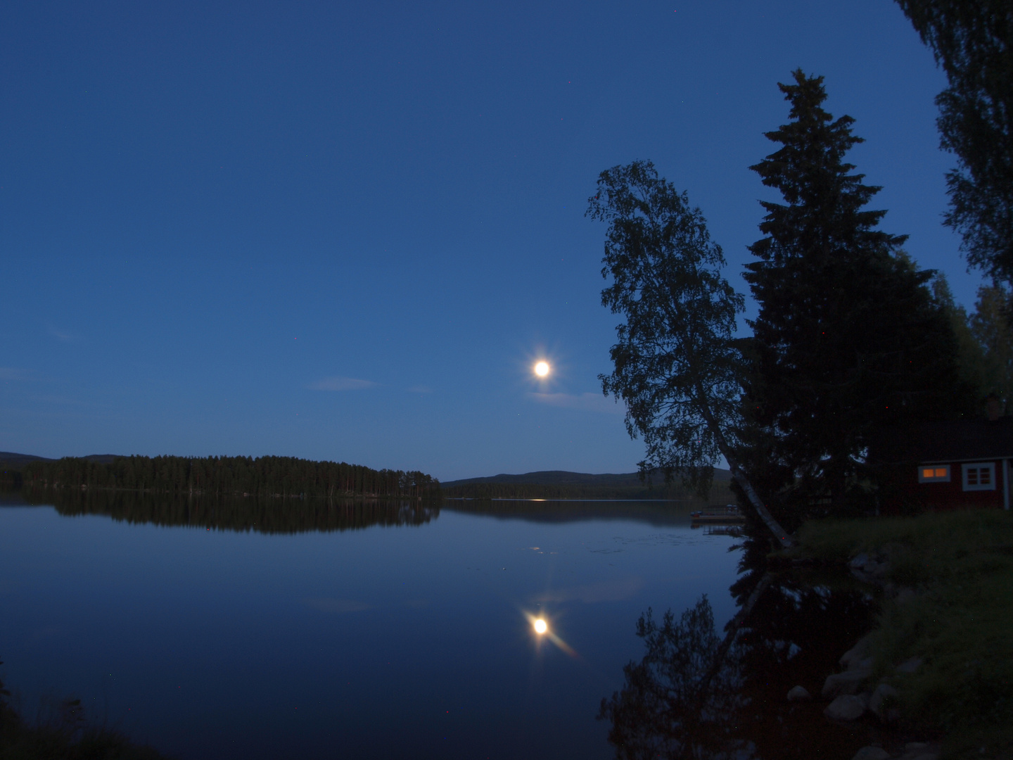 Mondnacht an einem See in Värmland in Schweden