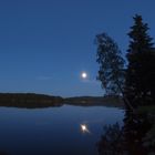 Mondnacht an einem See in Värmland in Schweden