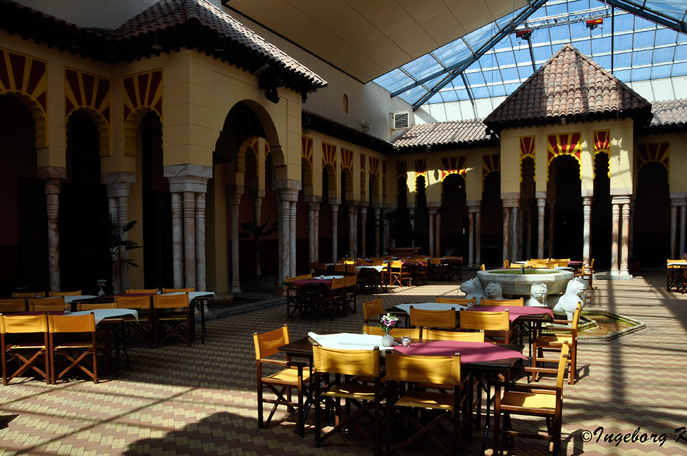 Mondo Verde spanischer Garten Alcazar Innenhof mit Restaurant