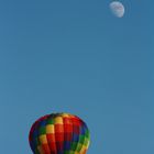 Mondreise mit Ballon bei blauen Himmel