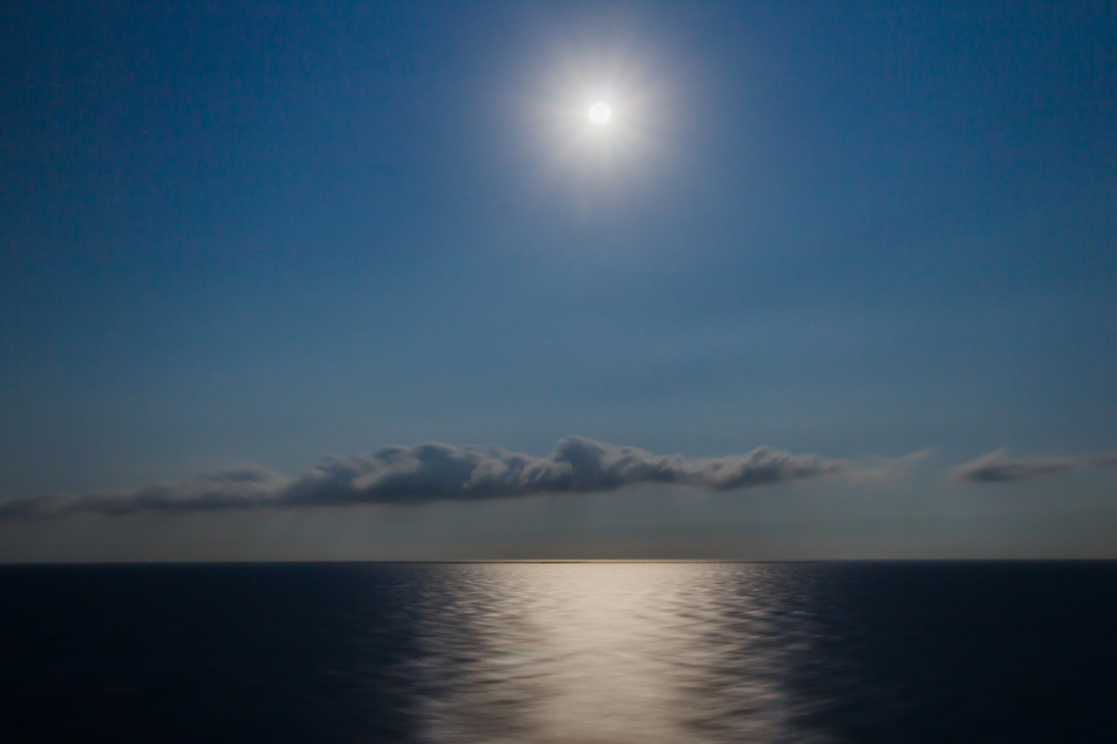 Mondschein mitten auf dem Ozean