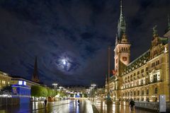 Mondschein über Rathaus Hamburg 