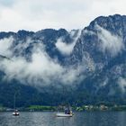 Mondseepanorama im herbstlichen Frühnebel